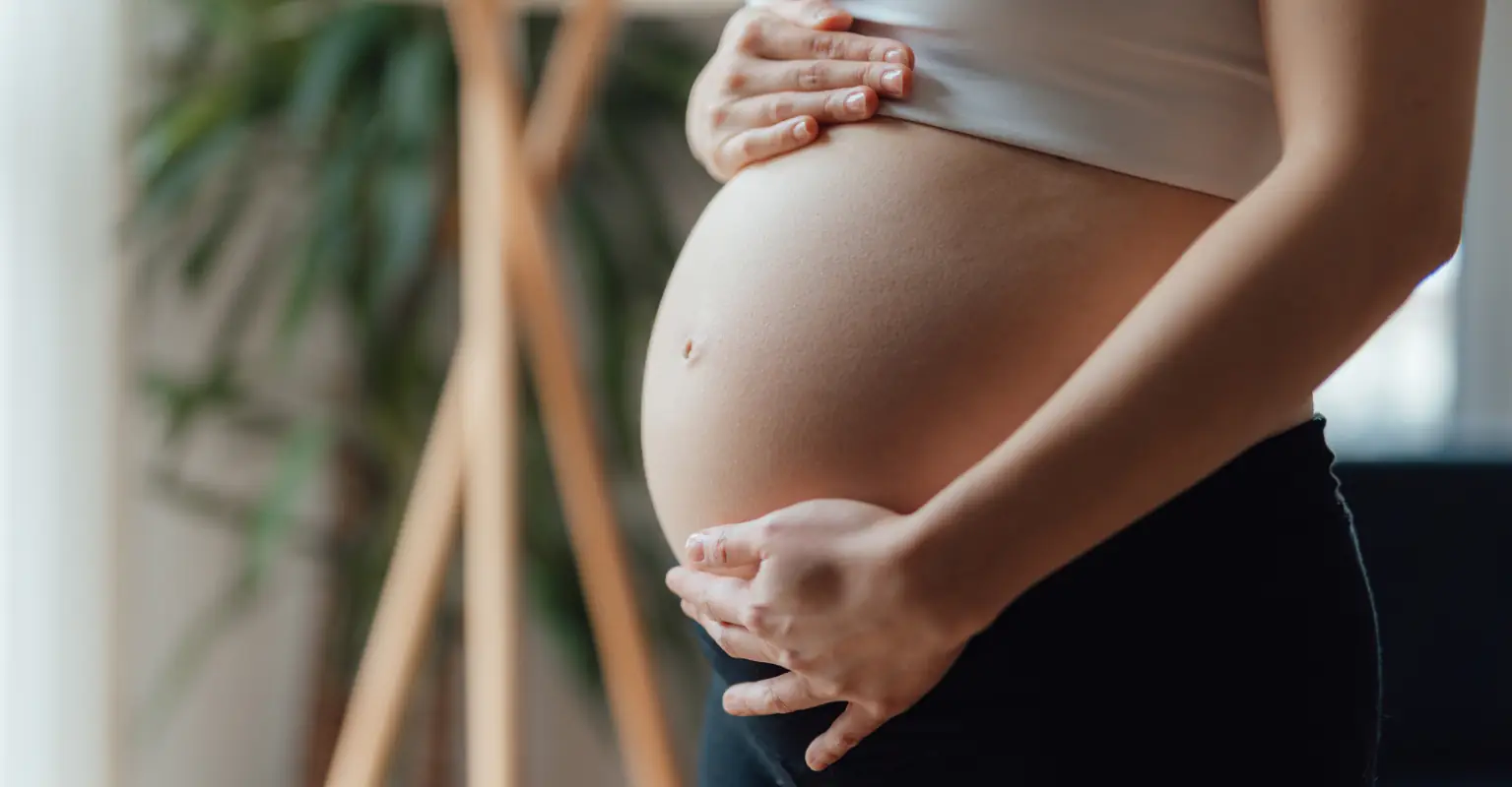 Waiter sparks debate after secretly serving non-alcoholic drinks to pregnant lady who ordered alcohol