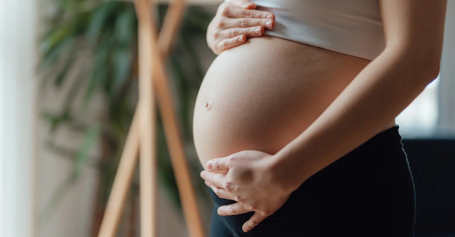 Waiter sparks debate after secretly serving non-alcoholic drinks to pregnant lady who ordered alcohol