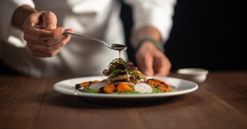 Influencer rages after being publicly called out by restaurant for asking for free meal: 'How dare you?'