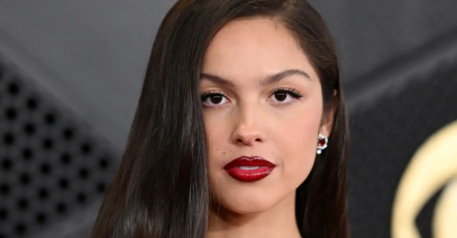 Olivia Rodrigo praised after handing out Plan B during her concert