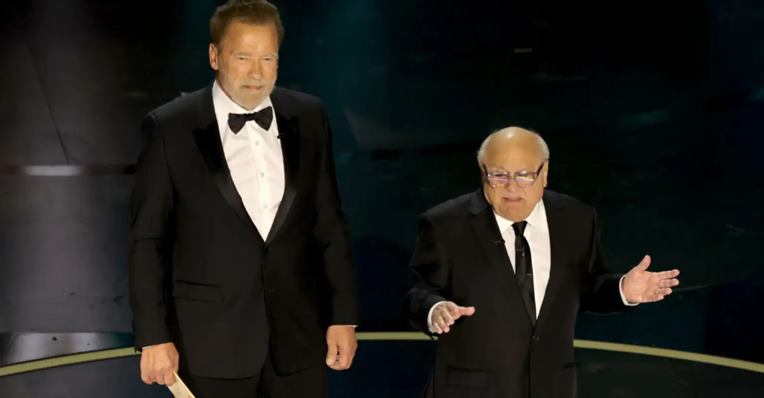 Arnold Schwarzenegger and Danny DeVito reunite at the Oscars to challenge Michael Keaton