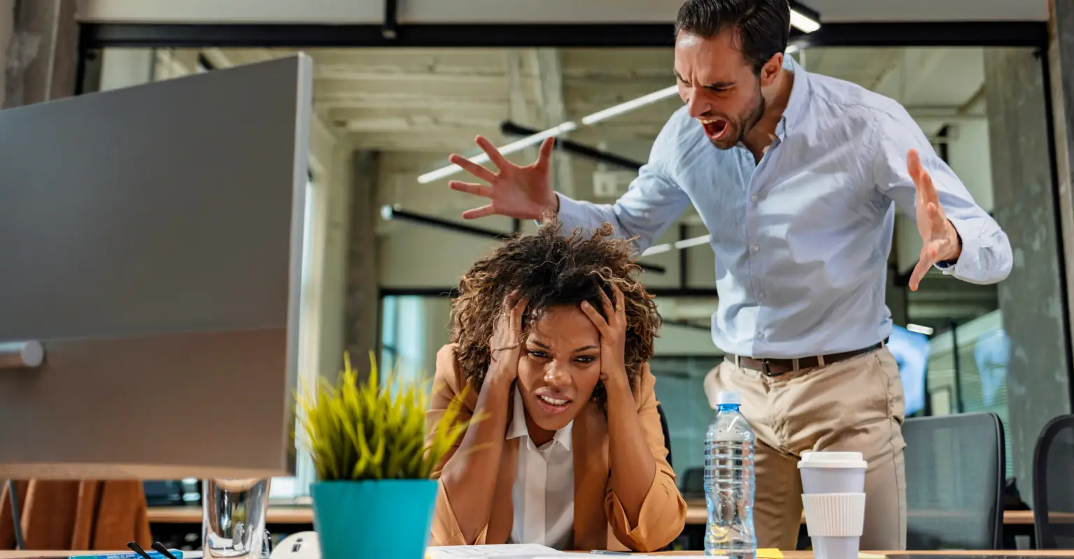 People furious over manager's passive aggressive note banning cashiers from sitting down