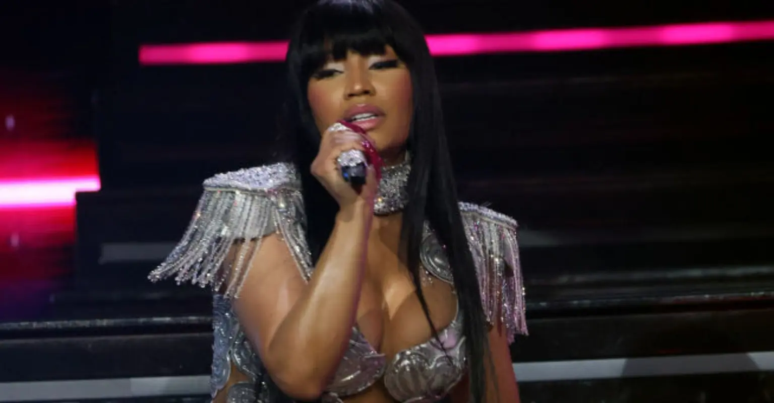 Nicki Minaj yells at fan for using her phone at concert after giving her the mic to sing