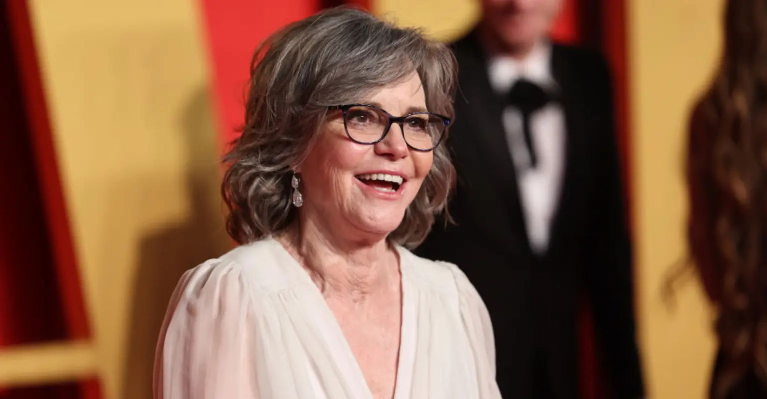 People are baffled by awkward video showing Sally Field grabbing at Jennifer Lawrence at the Oscars