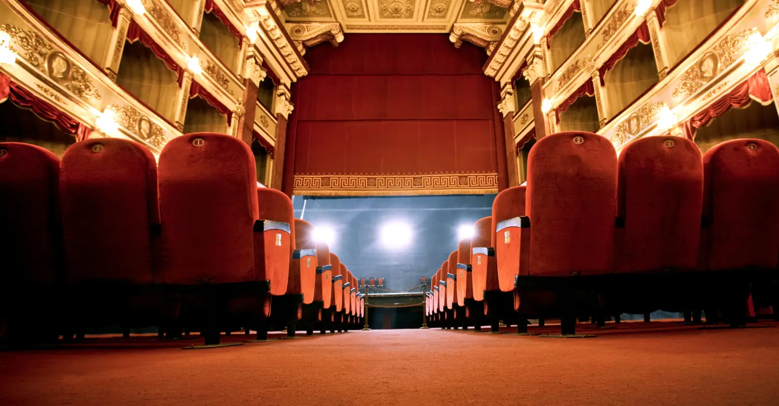 Actor unintentionally ends his life on stage during theater show as he re-enacts hanging