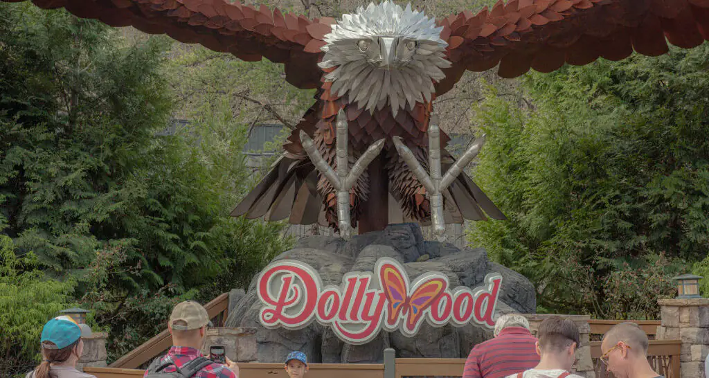 Dolly Parton fans stunned as TikToker films '$229 pie' at Dollywood