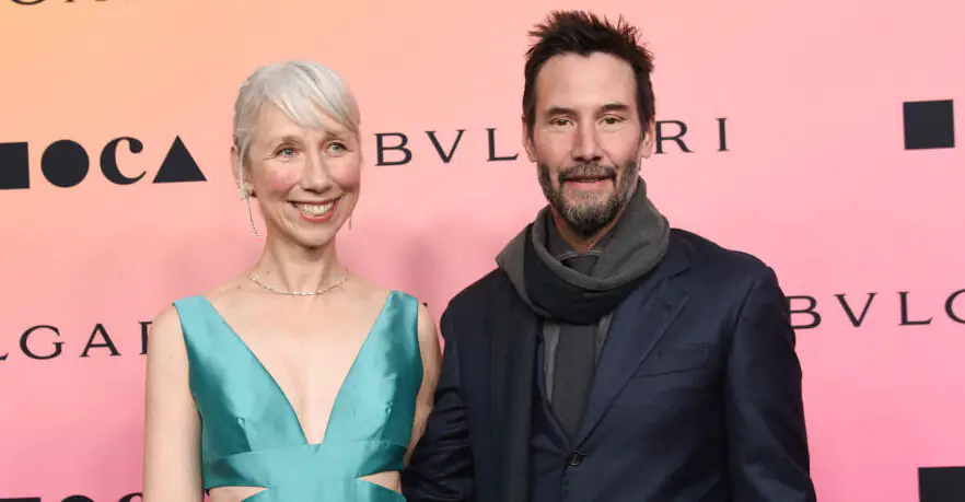 Fans spot unusual detail in photo of Keanu Reeves kissing his girlfriend