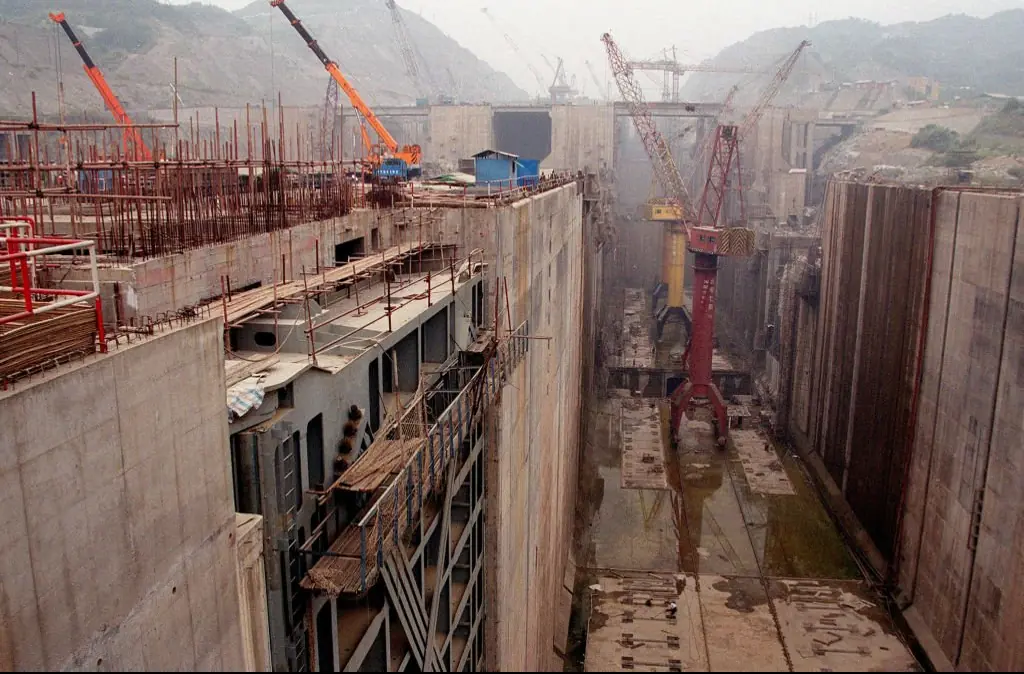 The dam being constructed in 2001. Credit: Kevin Lee / Getty
