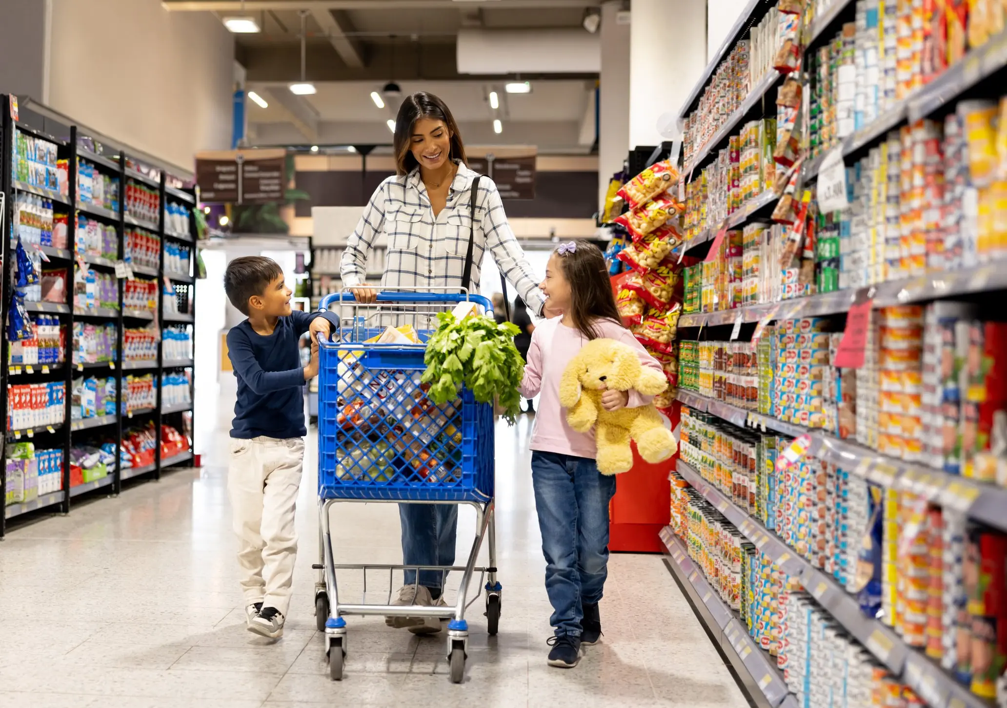 Shopping with children can be pretty difficult. Credit: andresr/Getty Images
