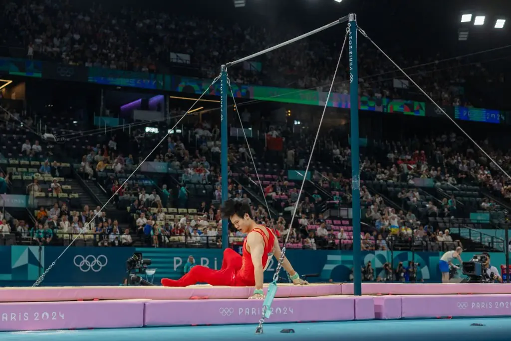 Su Weide after he lost grip on the bar. Credit: Tim Clayton - Corbis / Getty