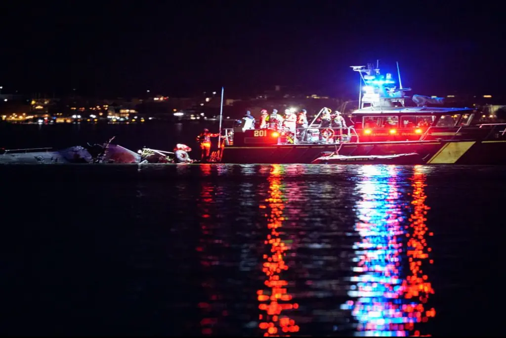 Rescuers search the Potomac River. Credit: Andrew Harnik/Getty Images