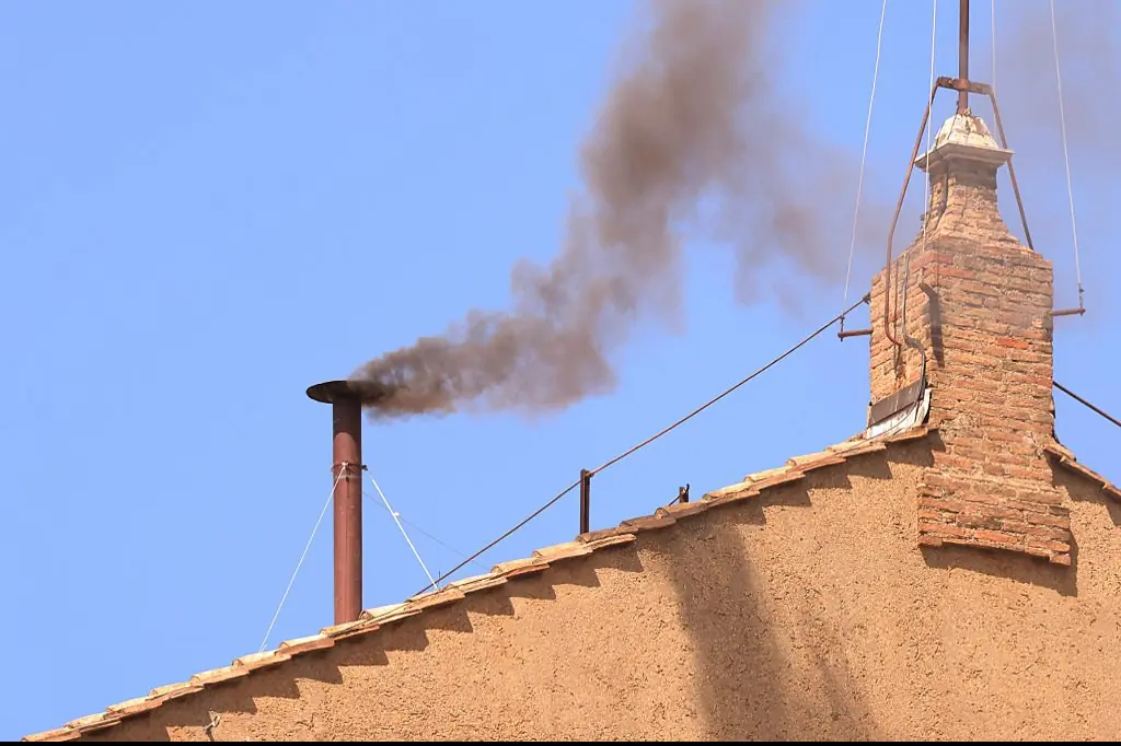 Black smoke indicates no Pope has been elected. Credit: Ernesto Ruscio / Getty