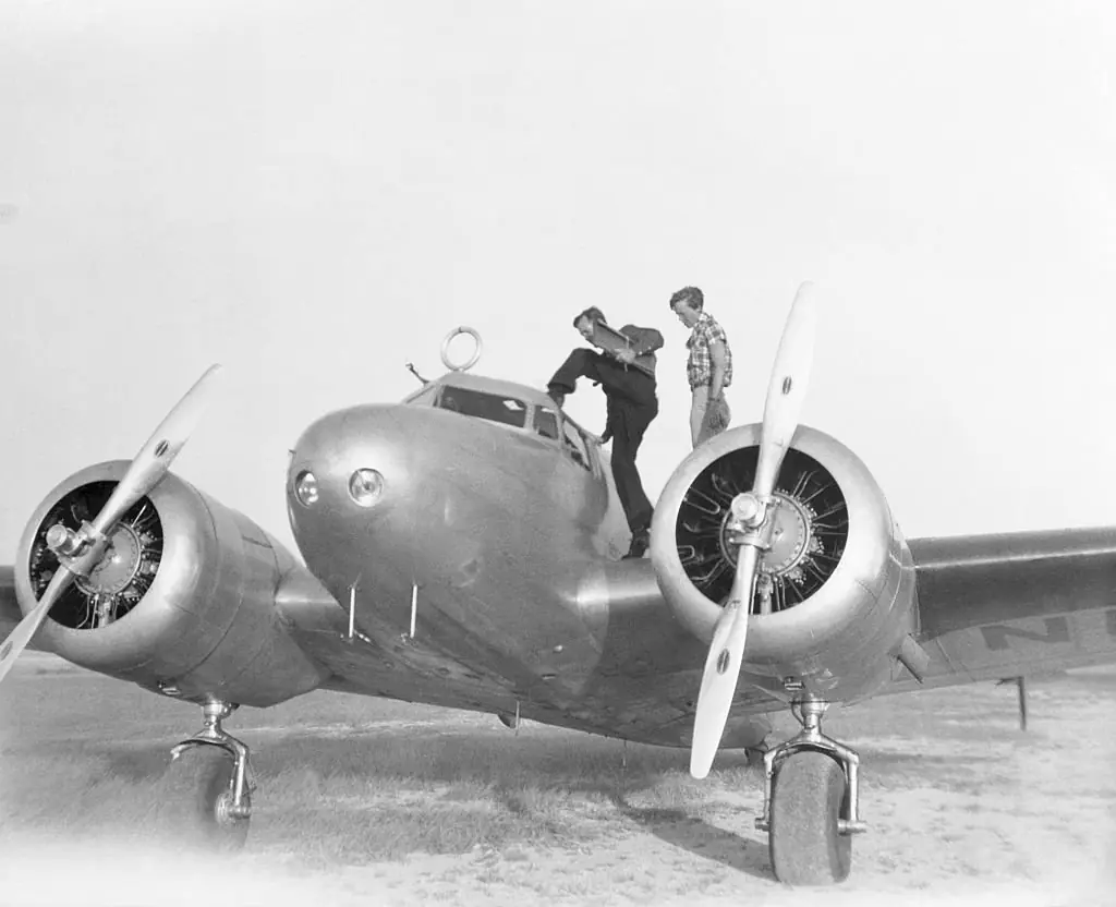 Captain Fred Noonan and pilot Amelia Earhart enter their Lockheed Electra 10E in San Juan, Puerto Rico. Credit: Bettmann / Getty