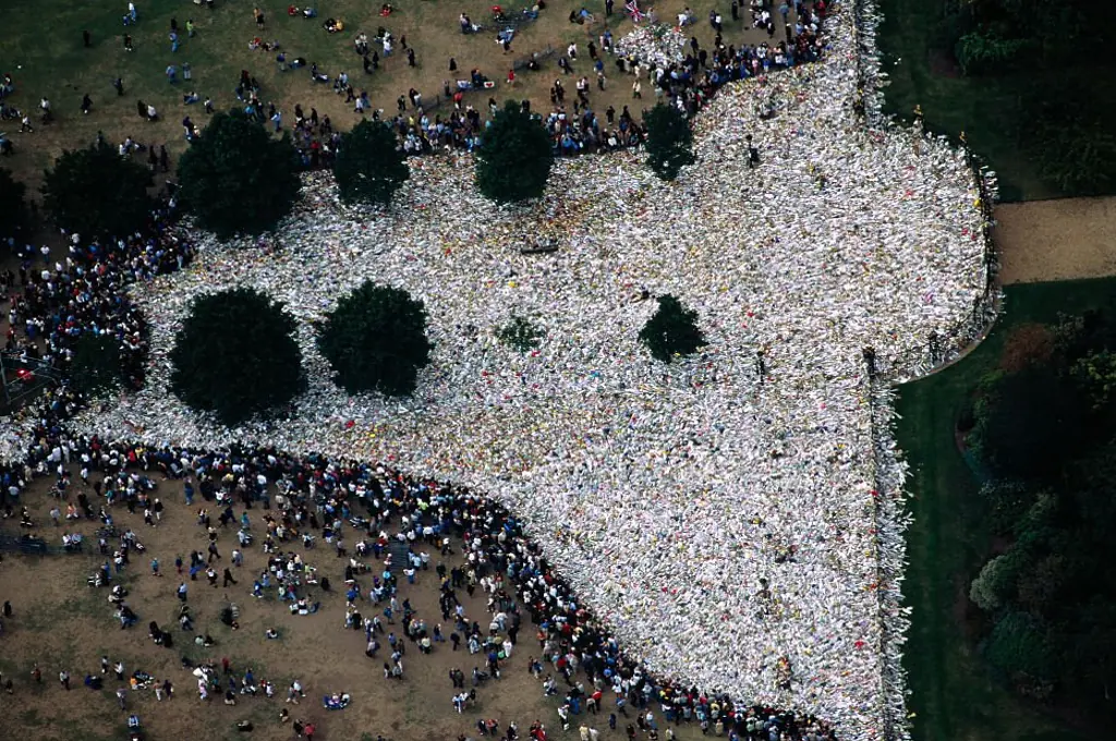 A sea of flowers left outside Kensington Palace. Credit: Peter Turnley / Getty