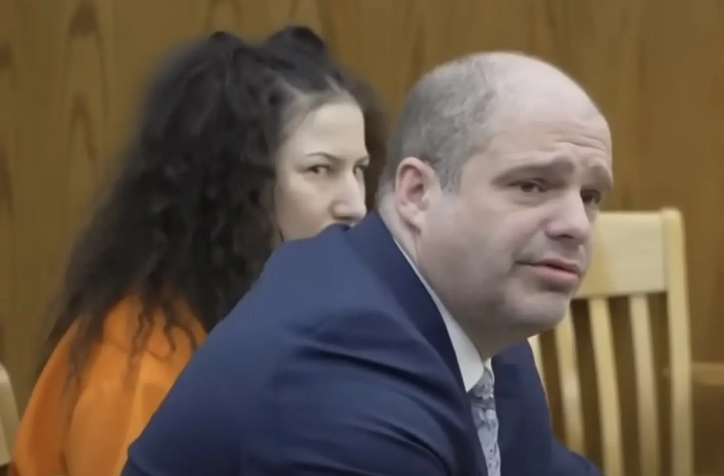 Schabusiness appears to look at the court camera moments before the attack. Credit: YouTube/CourtTV/Screenshot