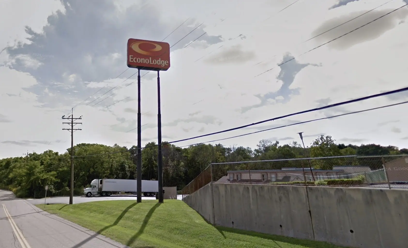 The incident occurred at the Econo Lodge in Erlanger, Kentucky. Credit: Google
