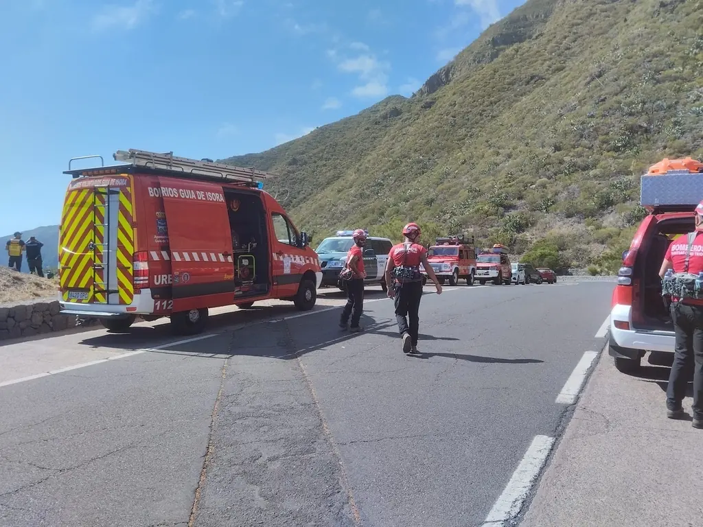 Rescuers in Tenerife. Credit: Bomberos Voluntarios de Santiago del Teide