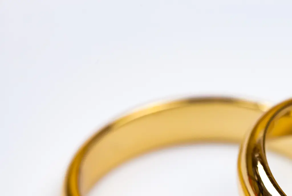 People are desperately trying to find the wedding ring in this photo