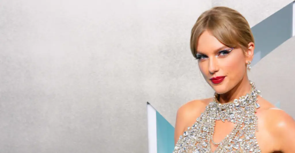 Taylor Swift fans are convinced she has a hickey after spotting mark on singer's neck