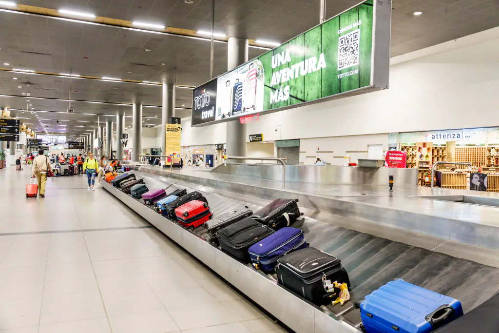 Baggage handler issues warning to passengers who tie a colorful ribbon on their suitcase