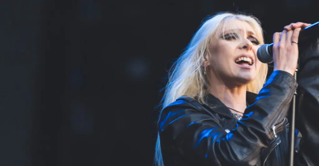 Singer Taylor Momsen needs rabies shots after being bitten by bat while performing on stage