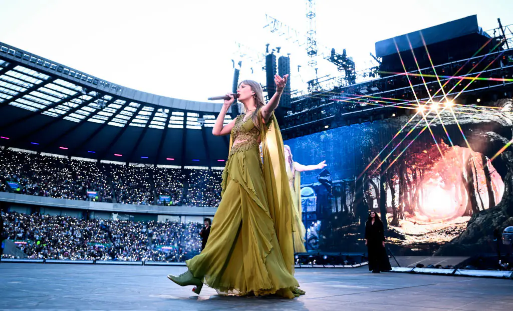 Taylor Swift fans defend singer after she is seen wiping snot with her bare hands