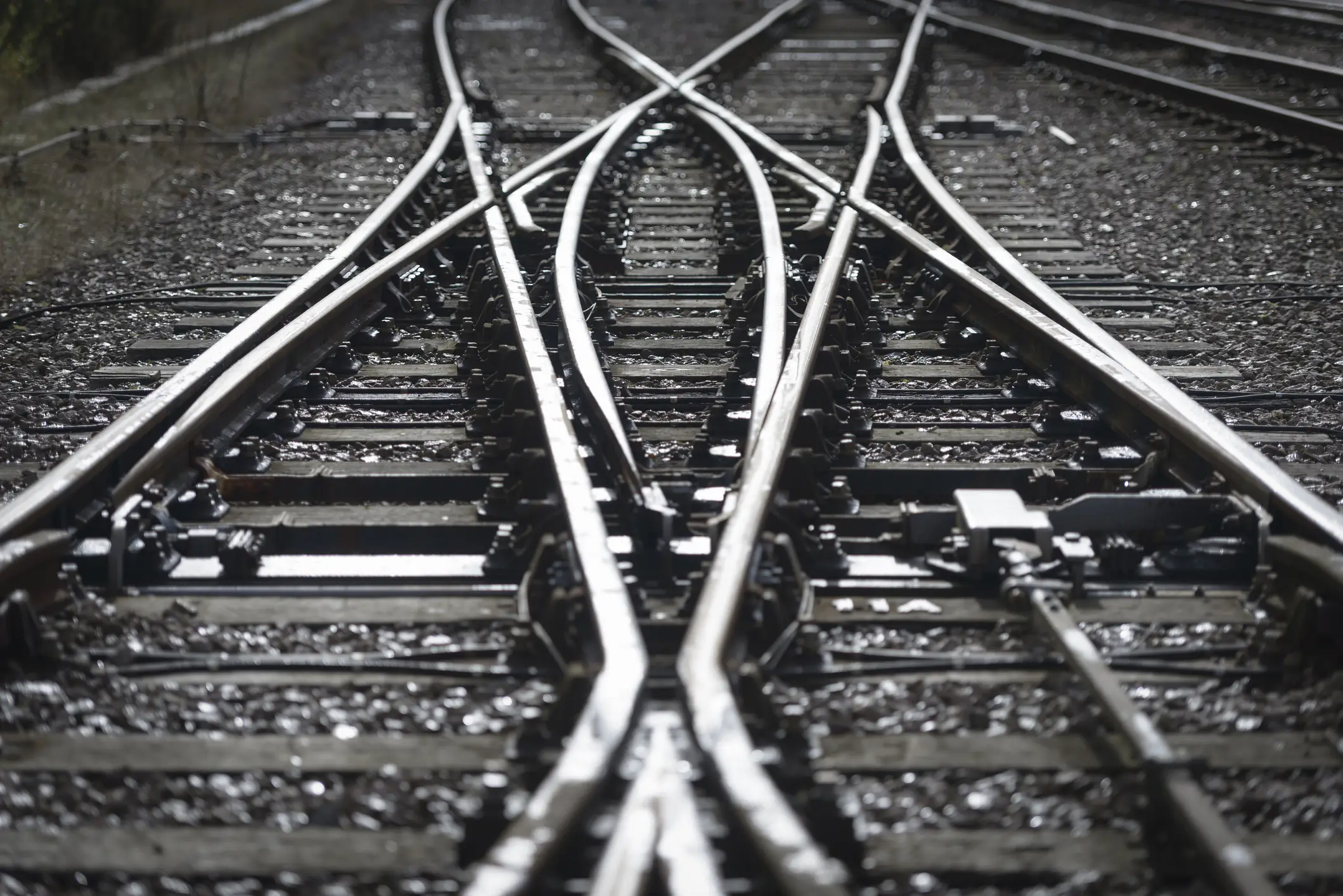 Father's heroic last act praised after stroller carrying his twin daughters rolled onto train tracks