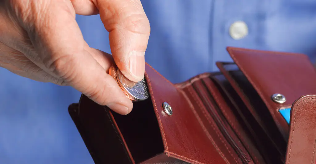 Guy sparks heated debate after claiming he saves over $150 a week by refusing to tip