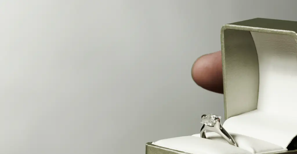 Social media users urge woman to divorce husband after finding out the truth about her engagement ring