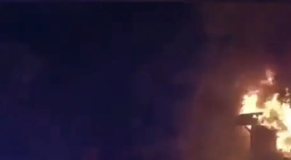 Pizza delivery man runs into burning home and saves 4 kids in dramatic footage