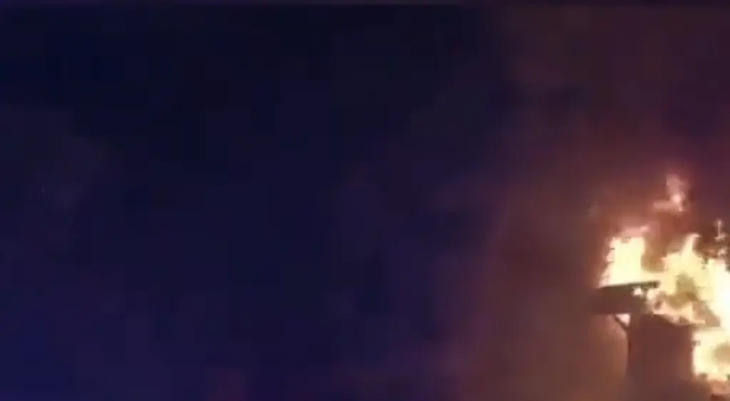 Pizza delivery man runs into burning home and saves 4 kids in dramatic footage