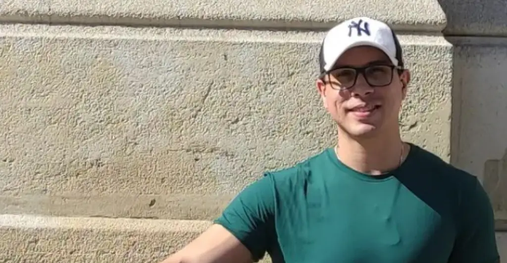 Singer, 35, dies instantly on stage in front of fans after freak accident