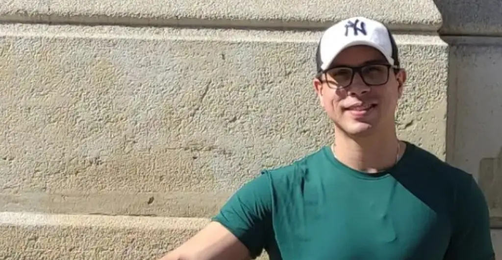 Singer, 35, dies instantly on stage in front of fans after freak accident