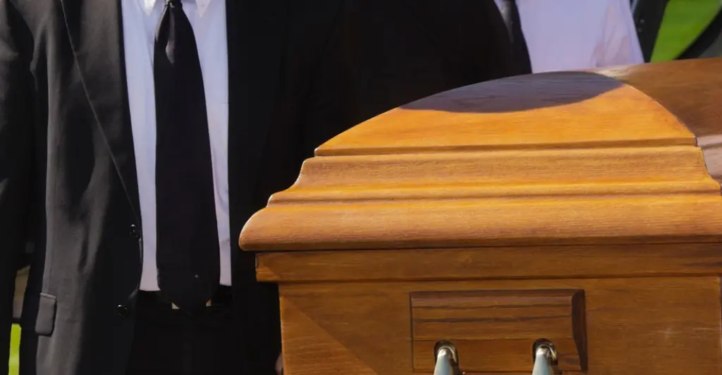 High school valedictorian leaves audience in tears with moving speech hours after burying his father