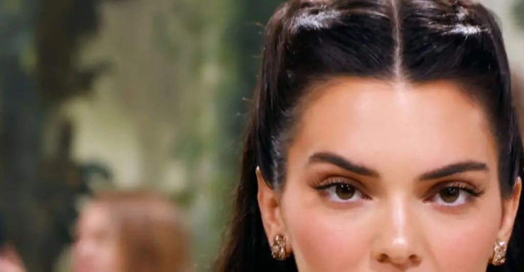 Kendall Jenner posts topless 'bikini' photos and everyone's pointing out the same thing