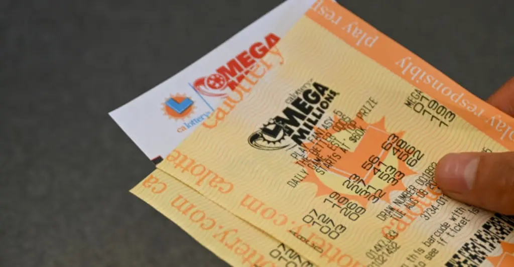 Winner of $1.35 billion MegaMillions jackpot is sued by his family for 'breaking promise to share prize'