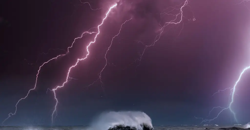 New Jersey man dies after being struck by lightning while trying to get kids off beach