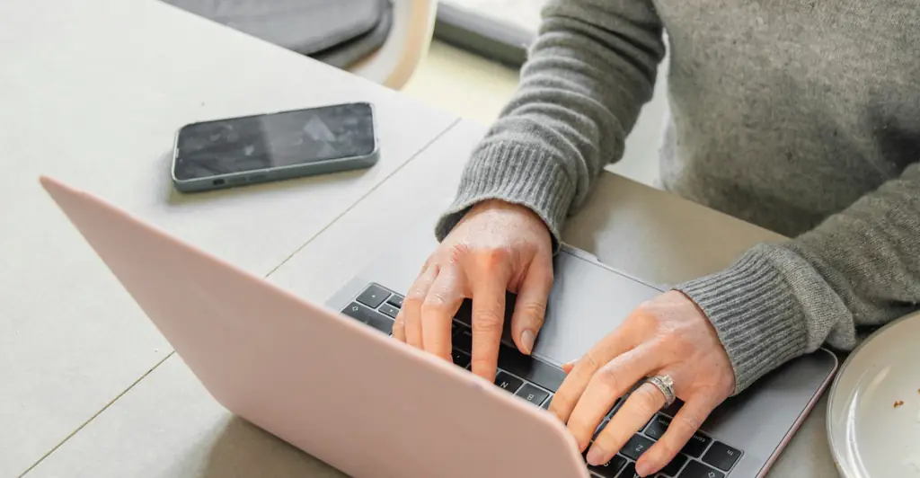 Boss leaves people divided after revealing his response to an employee requesting to work from abroad