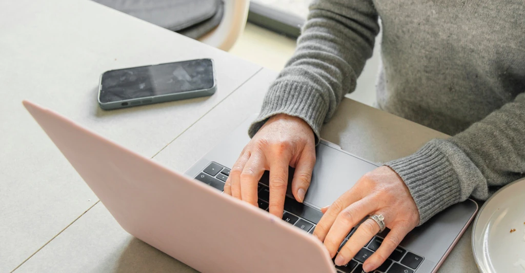 Boss leaves people divided after revealing his response to an employee requesting to work from abroad