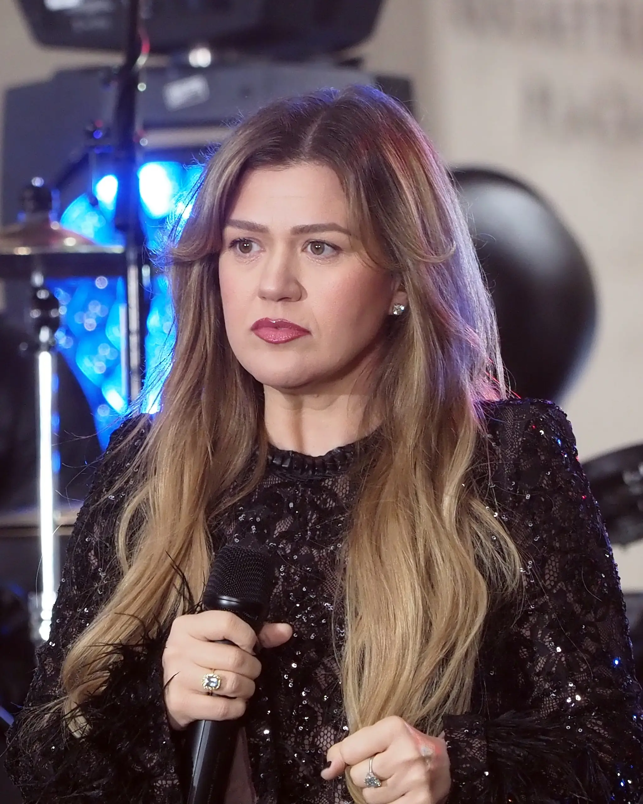 CCTV footage of Kelly Clarkson interacting with Brooklyn store owner in 'Pretty Woman' moment released - sparks huge debate