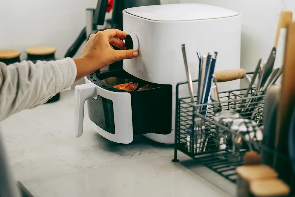 A finance expert has warned anyone who still prefers an air fryer to an oven. Credit: Milky Way / Getty