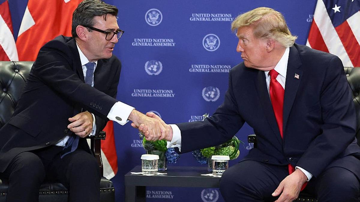 Body Language Expert Makes Damning Observation About Trump's 'Extremely Revealing' Handshake With UK PM Andy Burnham