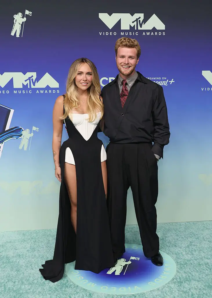 Alex Warren and wife Kouvr Annon had an awkward exchange at Sunday's VMA Awards. Credit: John Shearer/WireImage/Getty