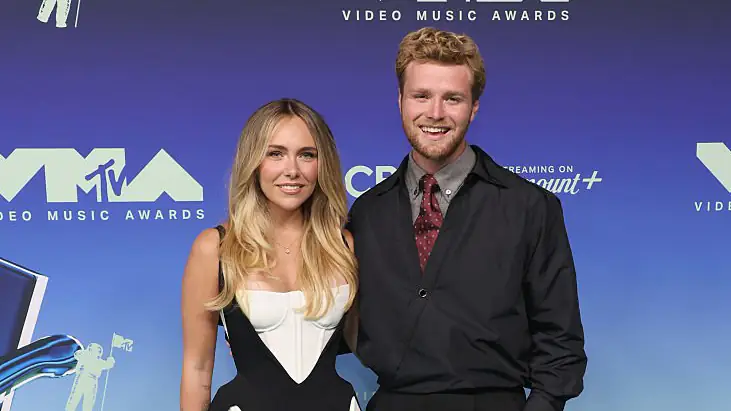 Alex Warren and wife Kouvr Annon had an awkward exchange at Sunday's VMA Awards. Credit: John Shearer/WireImage/Getty
