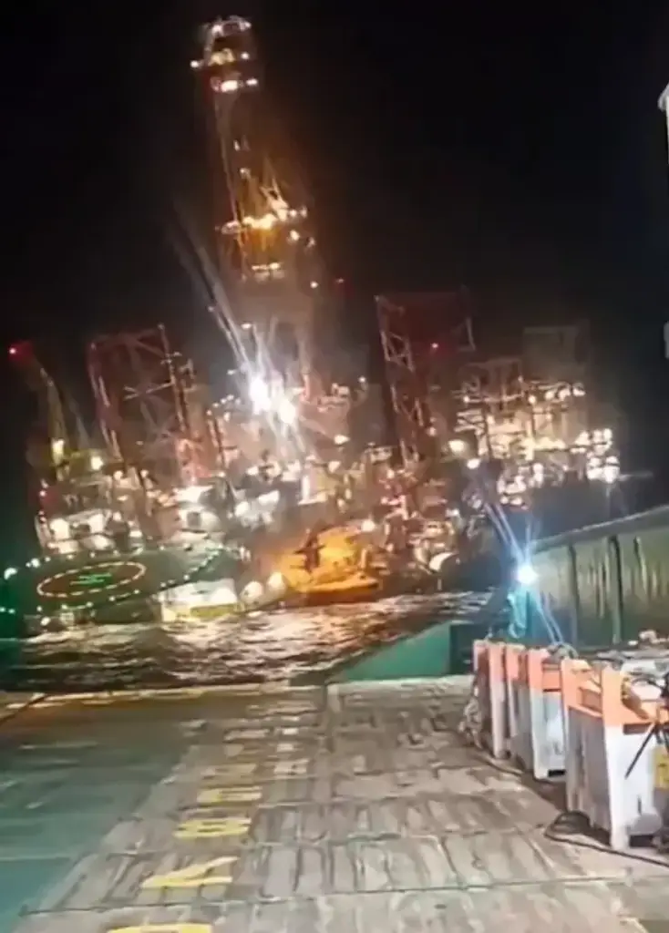 Footage captured the chilling moment a massive oil rig sank into the ocean. Credit: X / sirajnoorani